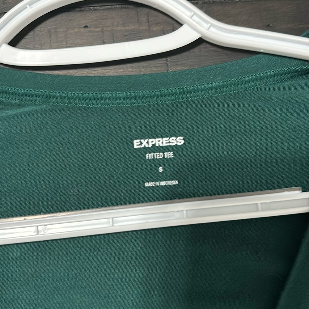 Express fitted tee. Size S.